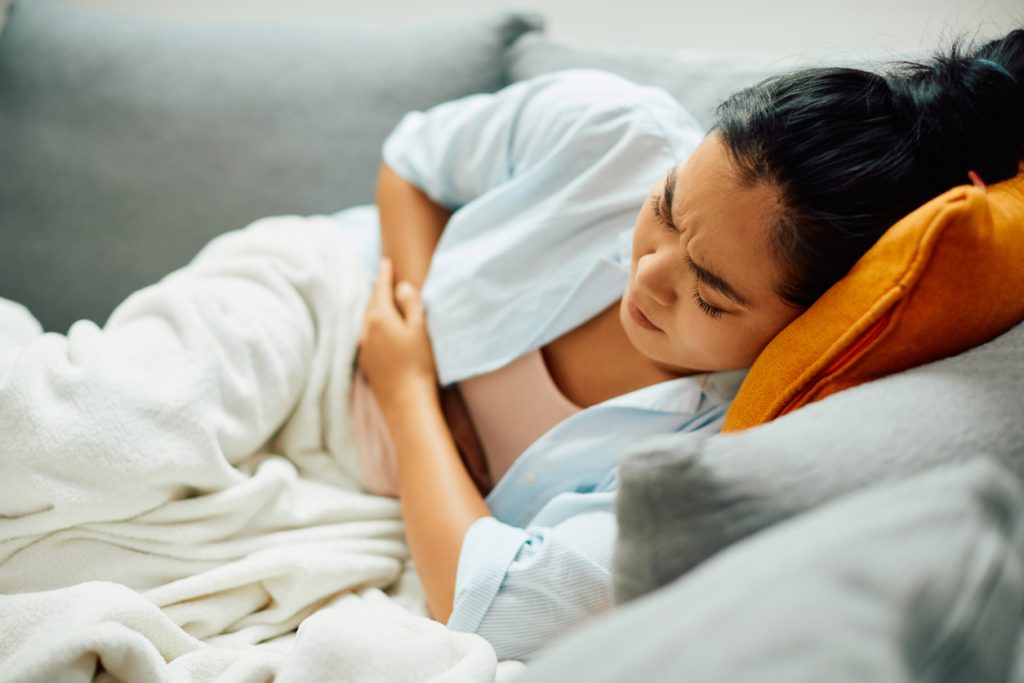 femme soufrant d'endométriose ressent des douleurs intenses au ventre
