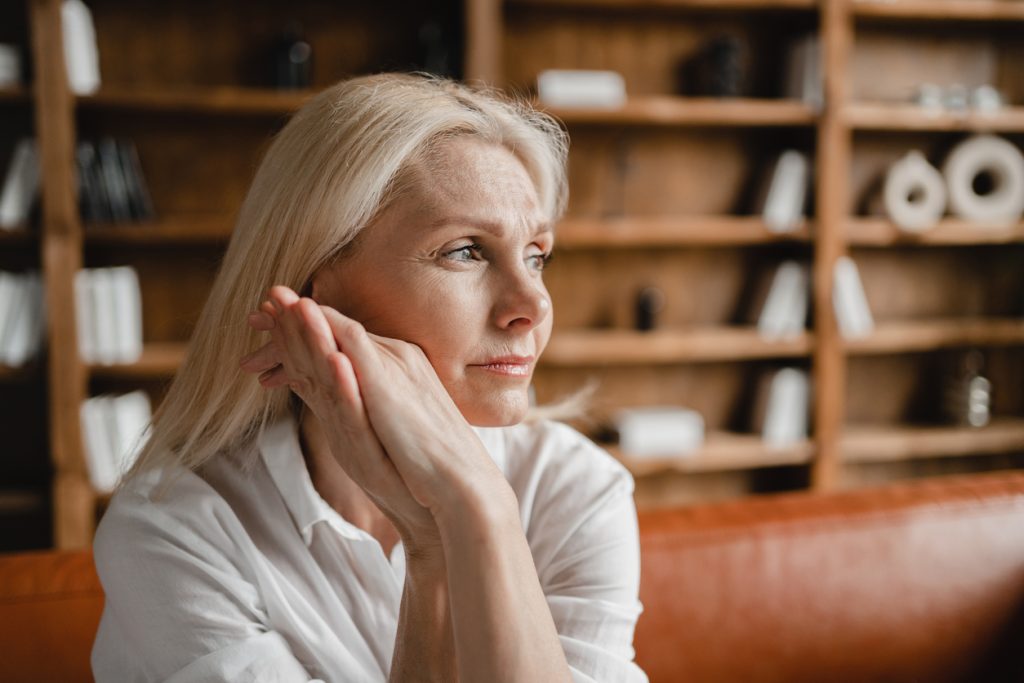 femme qui ressent des symptômes de la ménopause